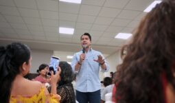 Anuncia Felifer Macías apoyos económicos a locatarias