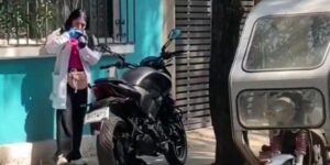 Motocicleta con placas de Querétaro, involucrada en homicidio