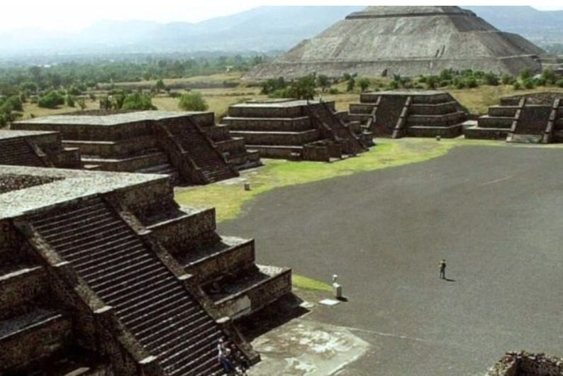 En este momento estás viendo Otra vez se permite la visita a la Pirámide de la Luna en Teotihuacán
