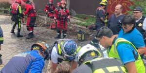 Bomberos rescatan una persona que cayó al Río Querétaro