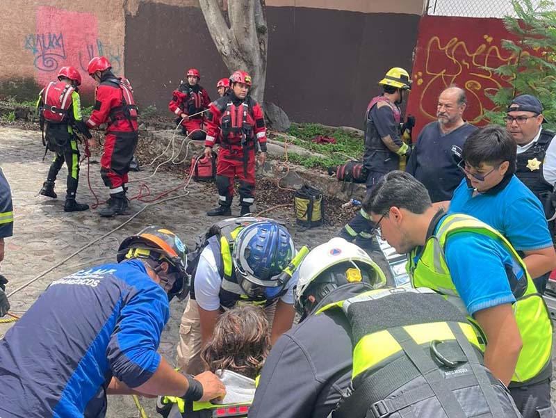 En este momento estás viendo Bomberos rescatan una persona que cayó al Río Querétaro