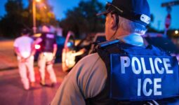 ICE disculpa agresión contra jardinero mexicano