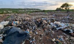 Denuncian tiradero en inmediaciones de la Presa El Salitre
