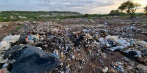 Denuncian tiradero en inmediaciones de la Presa El Salitre