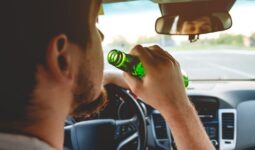 Manejar en estado de ebriedad; una de las principales causas de accidentes fatales.