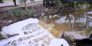 Clausuran negocios que vierten aguas clandestinas al río Querétaro