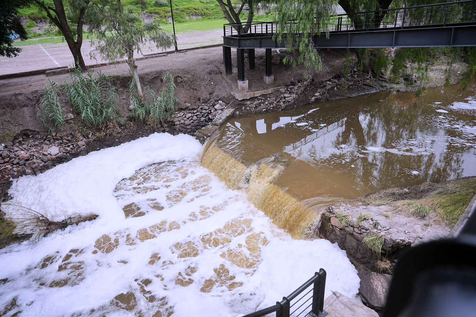 En este momento estás viendo Clausuran negocios que vierten aguas clandestinas al río Querétaro