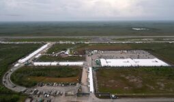 Una juez prohíbe utilizar la prisión ‘Alligator Alcatraz’ en Florida