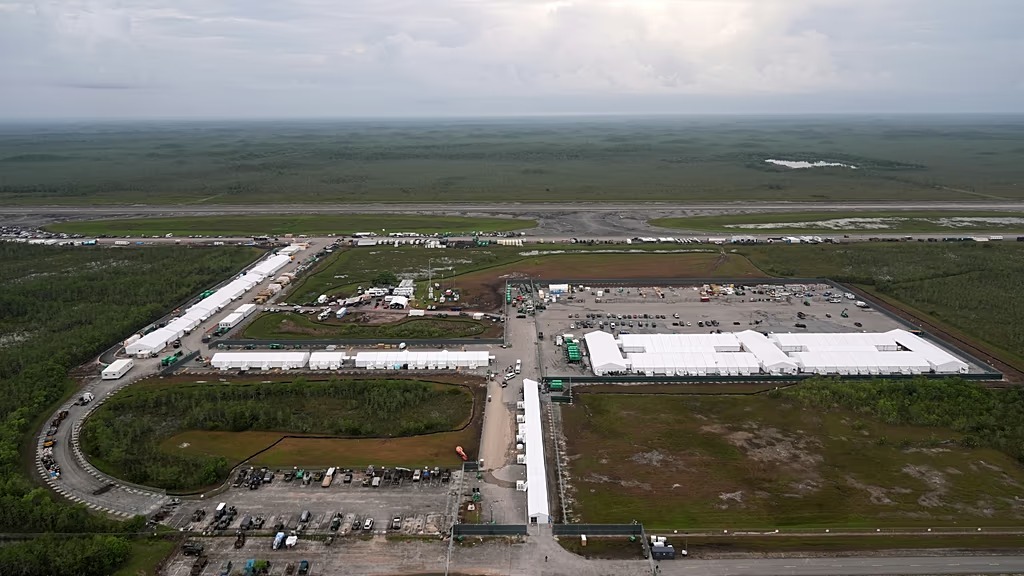 En este momento estás viendo Una juez prohíbe utilizar la prisión ‘Alligator Alcatraz’ en Florida