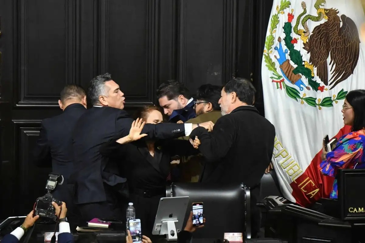 En este momento estás viendo Broncón entre senadores para terminar la sesión de la Comisión Permanente