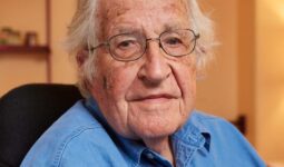 Noam Chomsky, Intelectual Crítico y la Ironía de la Desinformación
