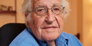 Noam Chomsky, Intelectual Crítico y la Ironía de la Desinformación