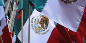 ¿Quiénes fabrican las banderas que adornan el país en septiembre?