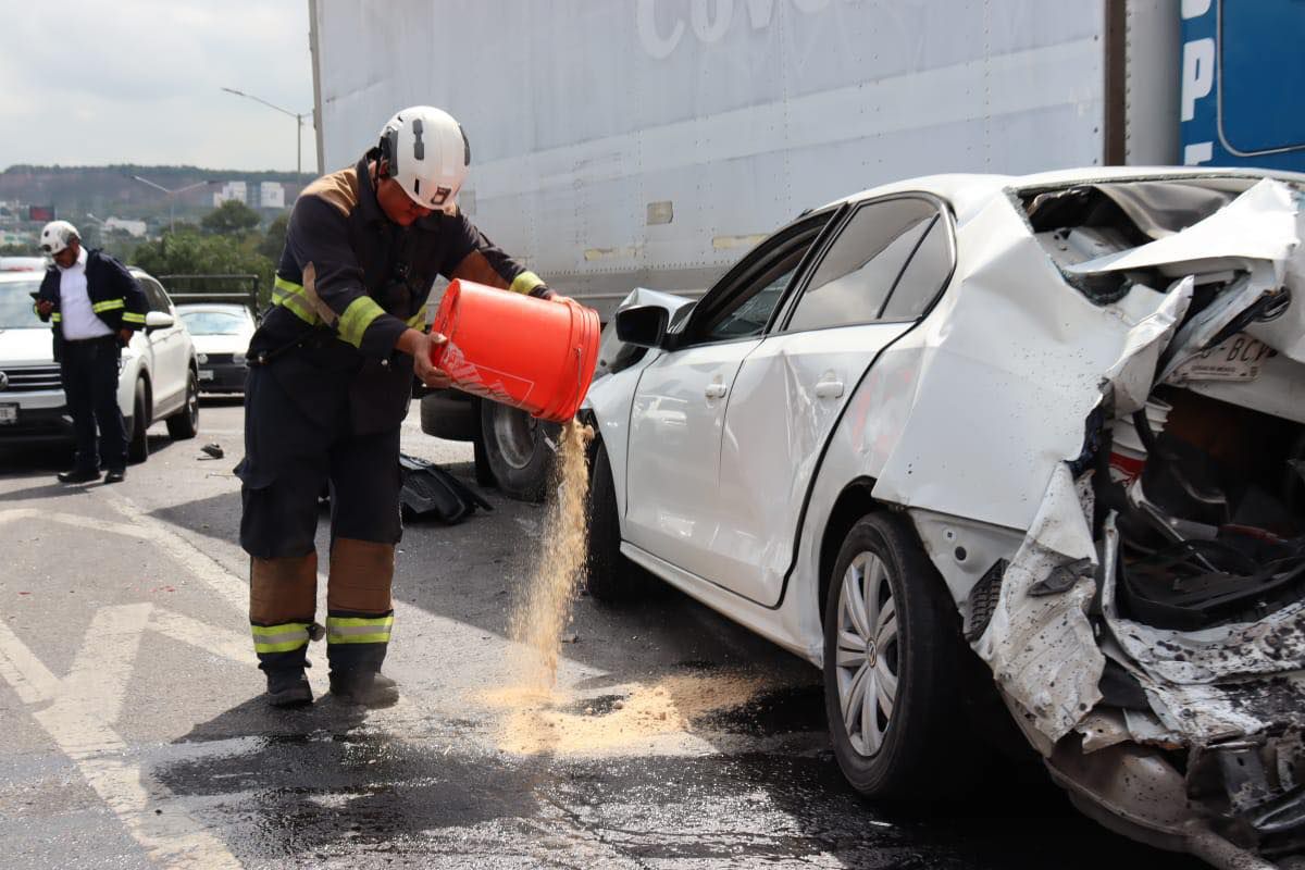 En este momento estás viendo Camión sin frenos choca a 14 vehículos en la México-Querétaro; hay una persona fallecida