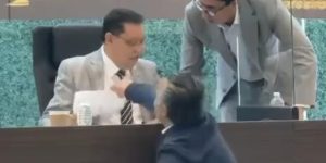 Diputados locales, llegan a los empujones y hacen el ridículo al intentar elegir la nueva mesa directiva