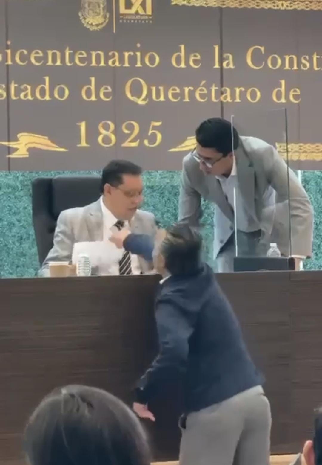 En este momento estás viendo Diputados locales, llegan a los empujones y hacen el ridículo al intentar elegir la nueva mesa directiva