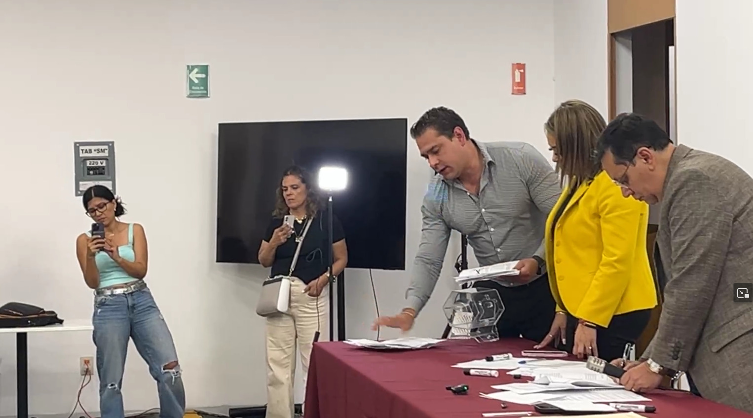 En este momento estás viendo 4T se va por la libre y arma su propia elección de mesa directiva sin los otros partidos políticos