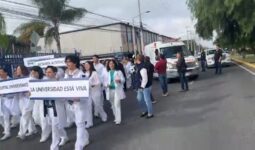 Estudiantes de Medicina de la UAQ Marchan por la Donación del Antiguo Hospital General