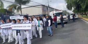 Estudiantes de Medicina de la UAQ Marchan por la Donación del Antiguo Hospital General