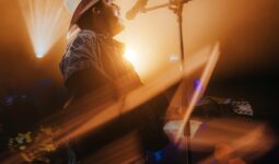 Edén Muñoz pagó multa, ofreció disculpas públicas y donó tabletas; tendrá luz verde para presentarse en la Feria