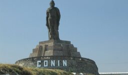 Víctor Gutiérrez escultor del monumento en honor a Conín