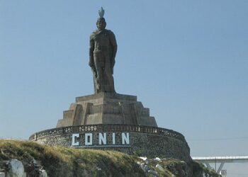 Víctor Gutiérrez escultor del monumento en honor a Conín