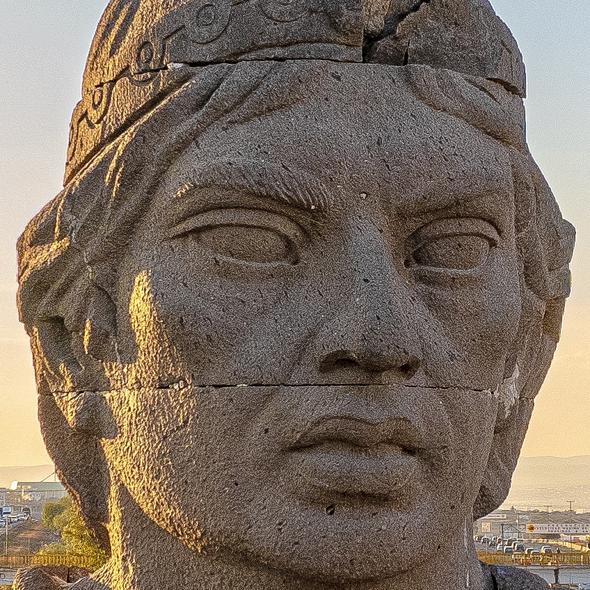 Víctor Gutiérrez escultor del monumento a Conín