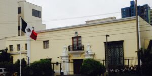 Perú vigila la embajada mexicana