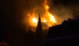 Violencia y una iglesia incendiada en Países Bajos