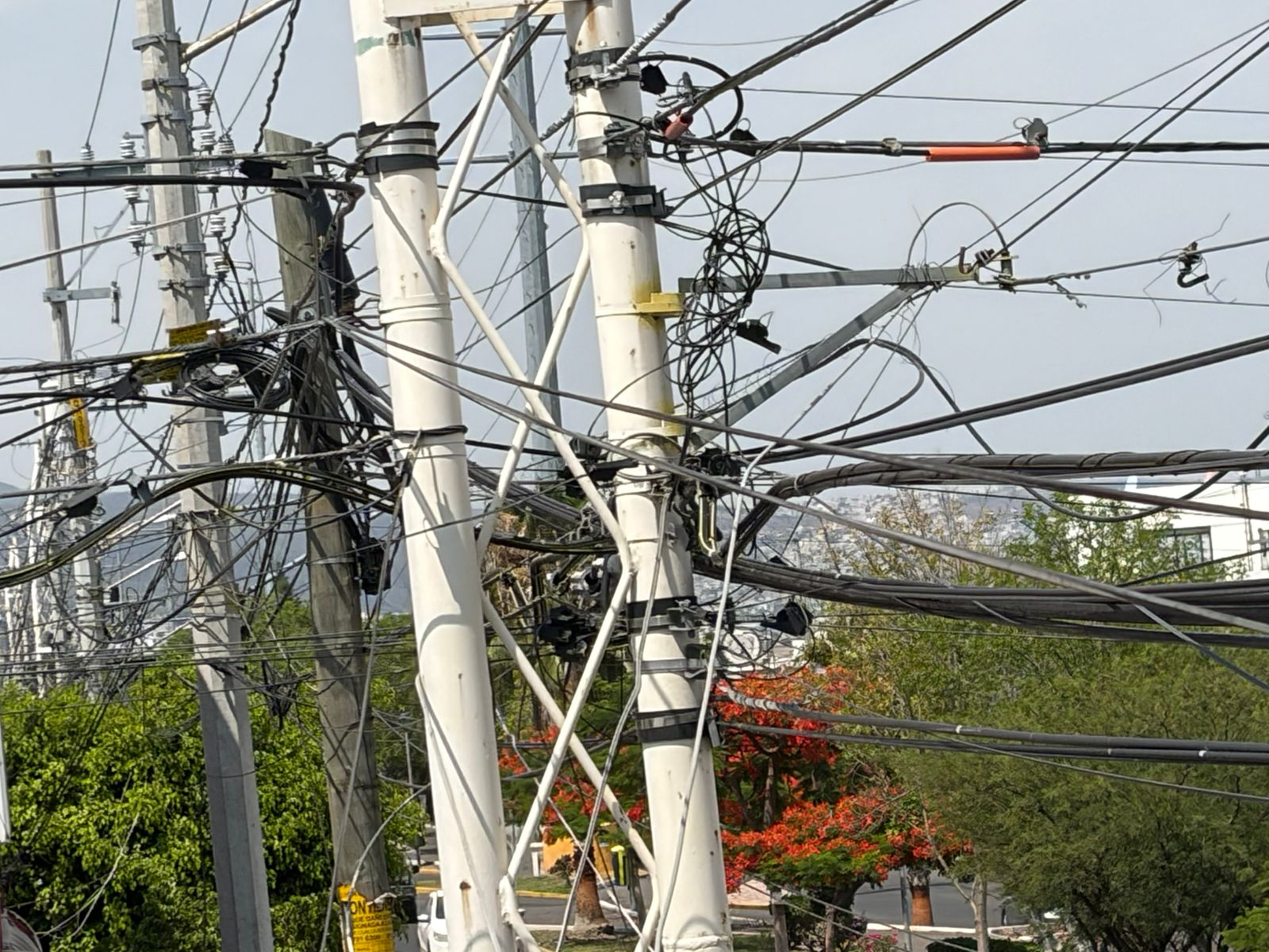 En este momento estás viendo Señalan riesgo de apagones por falta de infraestructura eléctrica en Querétaro