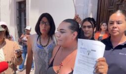 Colectivos LGBT+ presentan oficio contra el veto a la Ley Trans y realizan plantón frente a Palacio de Gobierno