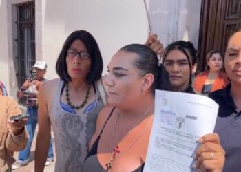 Colectivos LGBT+ presentan oficio contra el veto a la Ley Trans y realizan plantón frente a Palacio de Gobierno