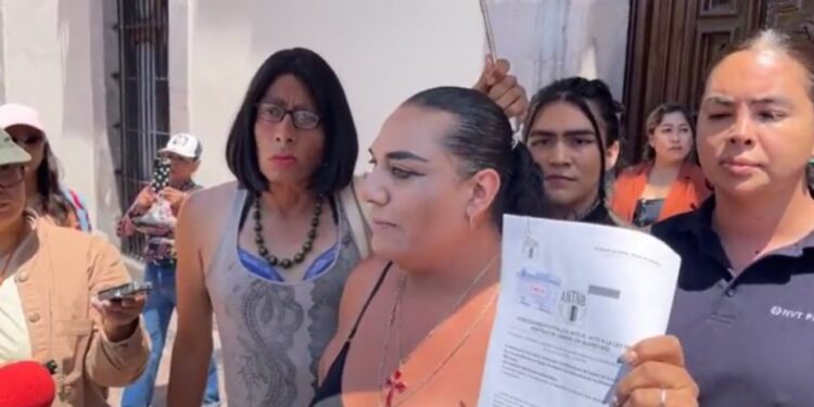 Colectivos LGBT+ presentan oficio contra el veto a la Ley Trans y realizan plantón frente a Palacio de Gobierno
