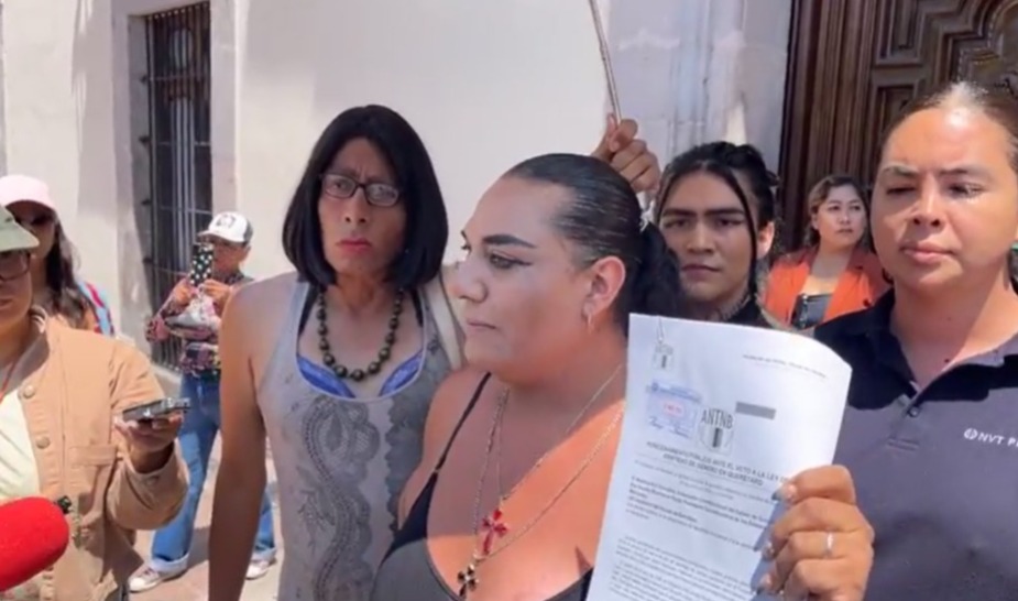 En este momento estás viendo Colectivos LGBT+ presentan oficio contra el veto a la Ley Trans y realizan plantón frente a Palacio de Gobierno