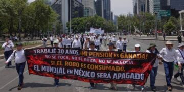 Marchan y protestan en el Senado los jubilados del sector público