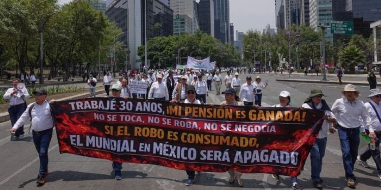 Marchan y protestan en el Senado los jubilados del sector público
