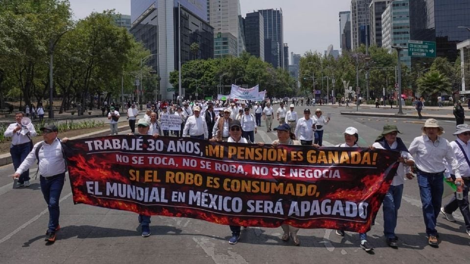 En este momento estás viendo Marchan y protestan en el Senado los jubilados del sector público
