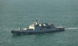 Un barco de guerra ruso hizo disparos de advertencia contra un yate británico