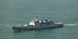 Un barco de guerra ruso hizo disparos de advertencia contra un yate británico