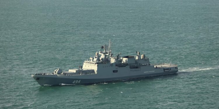 Un barco de guerra ruso hizo disparos de advertencia contra un yate británico
