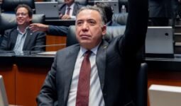 El senador Enrique Inzunza renuncia a Morena