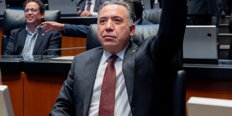 El senador Enrique Inzunza renuncia a Morena