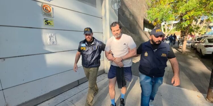 Argentina deporta al ex contralmirante Fernando Farías