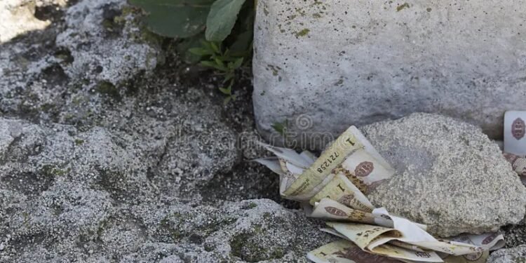 Sacar dinero debajo de las piedras