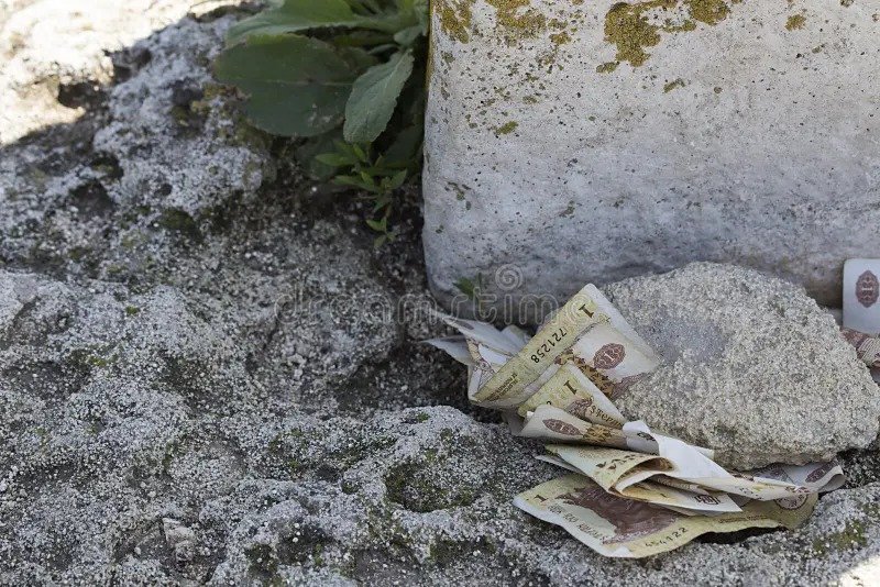 En este momento estás viendo Sacar dinero debajo de las piedras