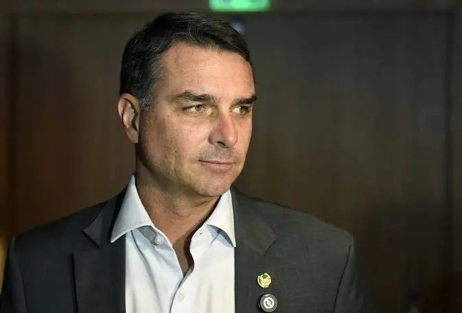 En este momento estás viendo Flavio Bolsonaro llegó ‘sano y salvo’ a Estados Unidos