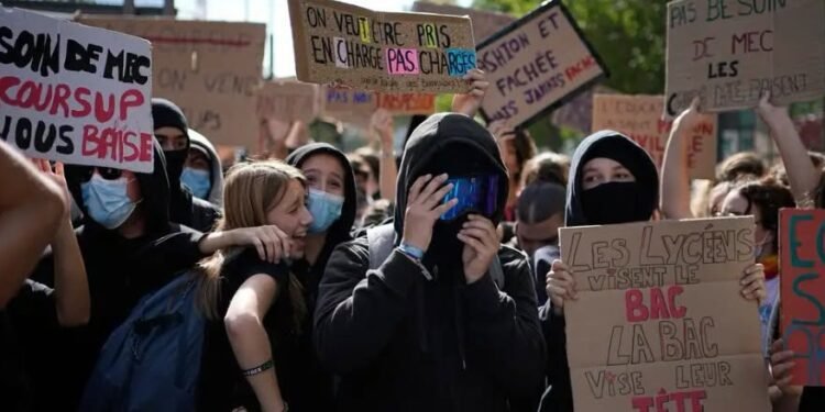 Francia envuelta en violencia estudiantil