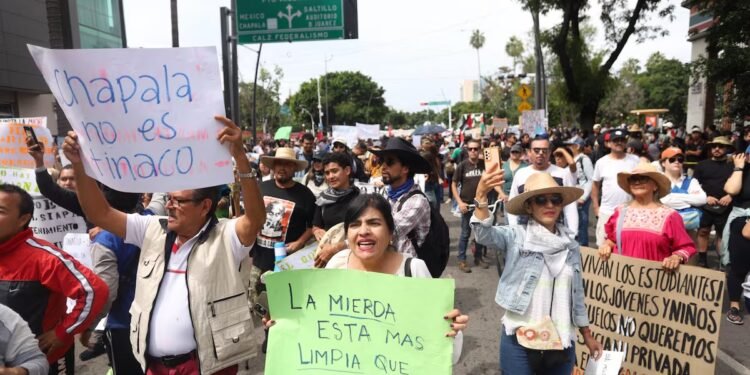 Nueva megamarcha contra el agua sucia en Guadalajara